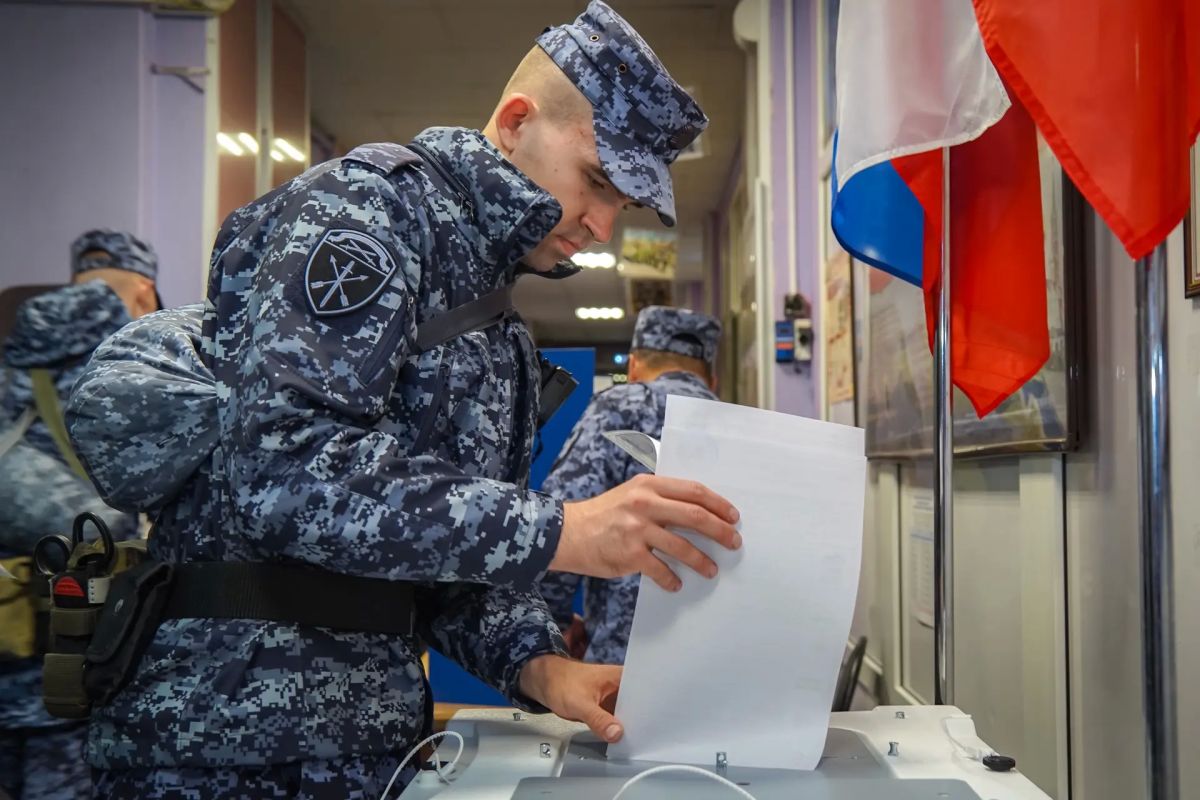 Сегодня в Санкт-Петербурге в единый день голосования военнослужащие специального моторизованного Измайловского полка Северо-Западного округа Росгвардии, проходящие службу по призыву, реализовали свои избирательные права Сегодня в Санкт-Петербурге в единый день голосования военнослужащие специального моторизованного Измайловского полка Северо-Западного округа Росгвардии, проходящие службу по призыву, реализовали свои избирательные права