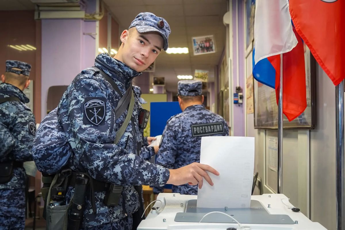 Сегодня в Санкт-Петербурге в единый день голосования военнослужащие специального моторизованного Измайловского полка Северо-Западного округа Росгвардии, проходящие службу по призыву, реализовали свои избирательные права Сегодня в Санкт-Петербурге в единый день голосования военнослужащие специального моторизованного Измайловского полка Северо-Западного округа Росгвардии, проходящие службу по призыву, реализовали свои избирательные права