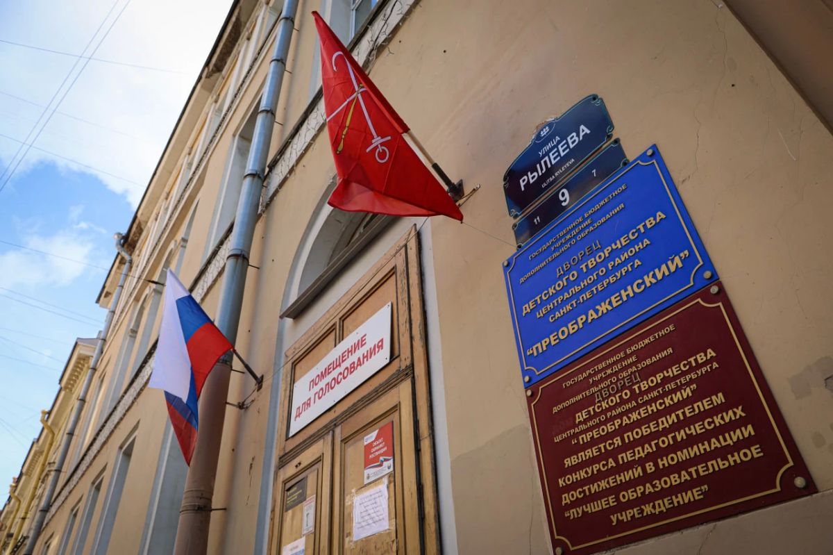 Сегодня всей семьей пришли на избирательный участок, чтобы проголосовать на выборах депутатов Госдумы и петербургского Заксобрания Сегодня всей семьей пришли на избирательный участок, чтобы проголосовать на выборах депутатов Госдумы и петербургского Заксобрания