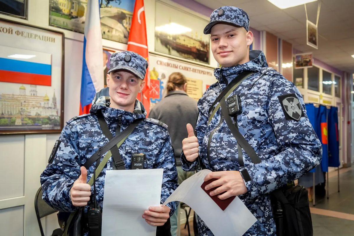 Сегодня в Санкт-Петербурге в единый день голосования военнослужащие специального моторизованного Измайловского полка Северо-Западного округа Росгвардии, проходящие службу по призыву, реализовали свои избирательные права