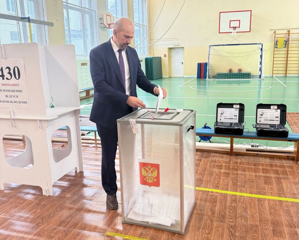 Росжелдор голосует!. Руководитель Федерального агентства железнодорожного транспорта Александр Сахаров проголосовал очно на одном из избирательных участков в Москве Росжелдор голосует!. Руководитель Федерального агентства железнодорожного транспорта Александр Сахаров проголосовал очно на одном из избирательных участков в Москве