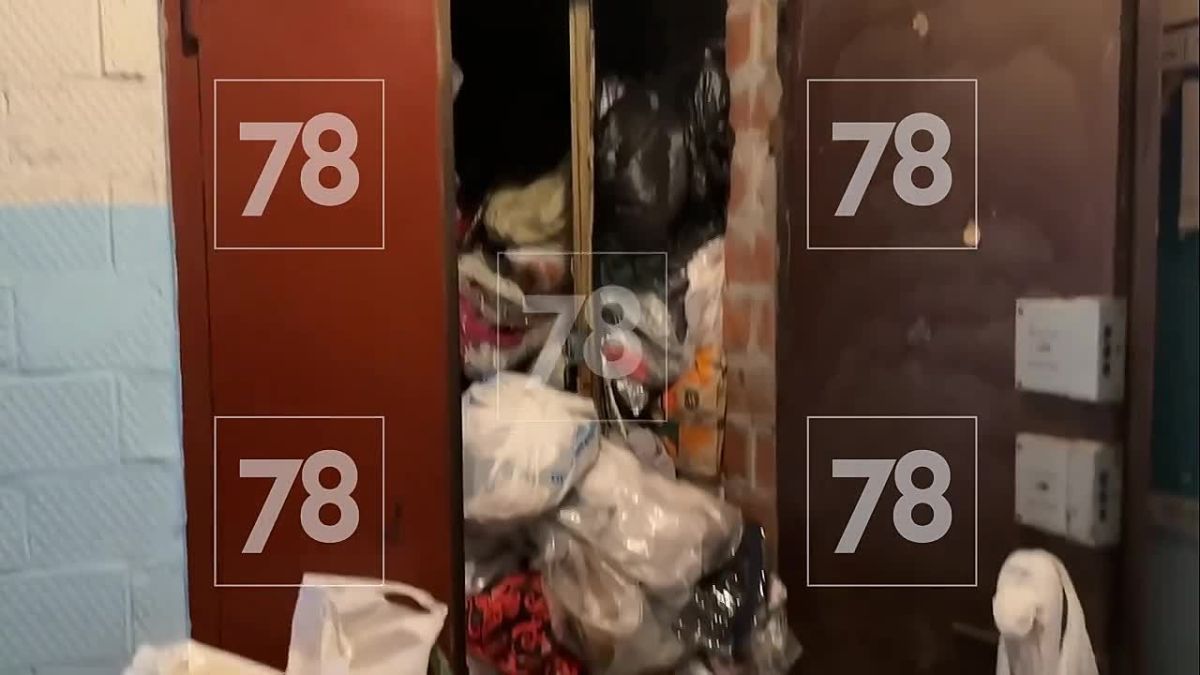 «Финальный босс на лестнице»: на Васильевском острове жильцы пробираются к квартирам через горы хлама 79-летней пенсионерки