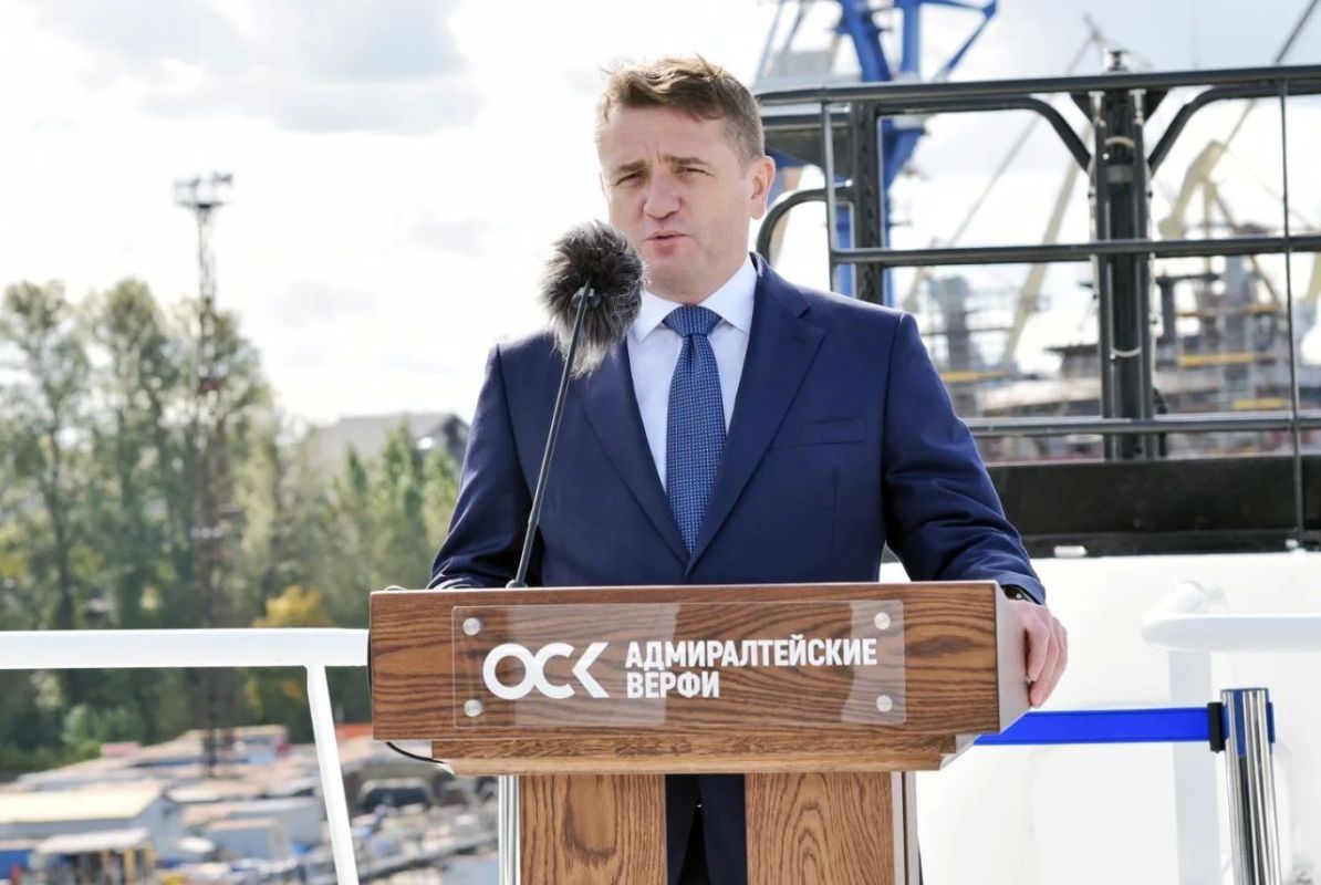 На супертраулере «Механик Щербаков» поднят Государственный флаг России На супертраулере «Механик Щербаков» поднят Государственный флаг России
