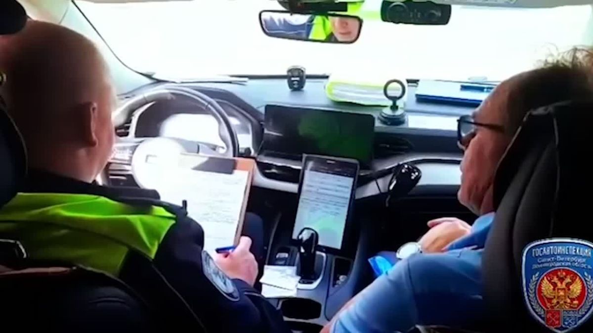 Водителя лазурного автобуса оштрафовали на тысячу рублей за едва не случившееся ДТП на проспекте Ленина в Колпино