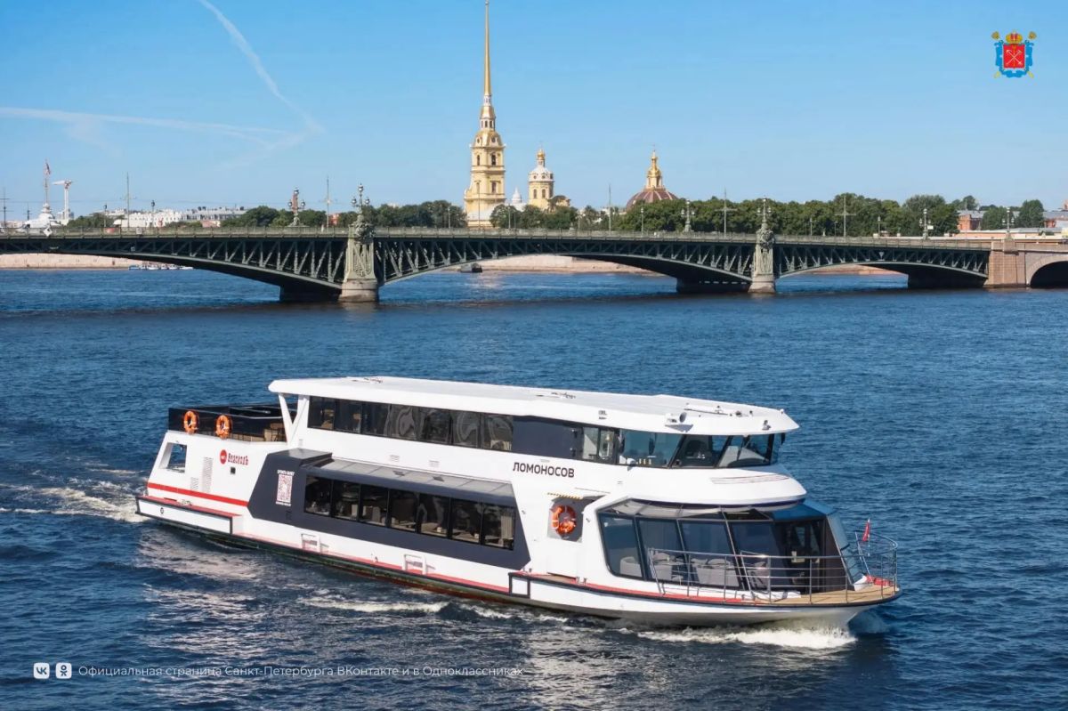 С причала «Петропавловская крепость» теперь можно отправиться в путешествие на современном электросудне «Ломоносов» проекта «Москва 2.0»