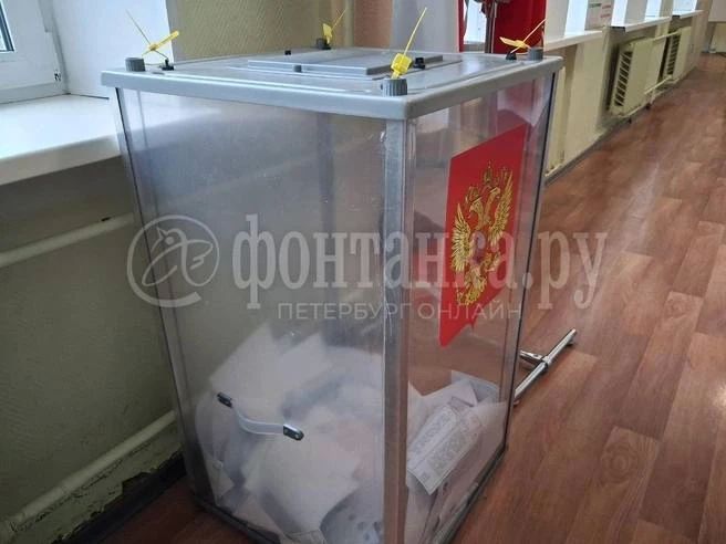 На одном из избирательных участков Петербурга обнаружили широкую щель в основной урне для голосования На одном из избирательных участков Петербурга обнаружили широкую щель в основной урне для голосования