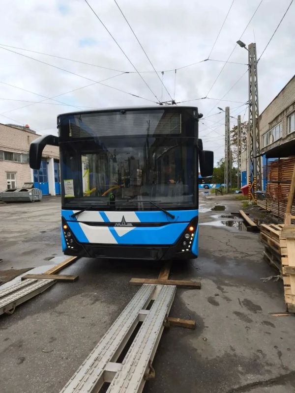 В Петербург доставили первую партию современных троллейбусов МАЗ