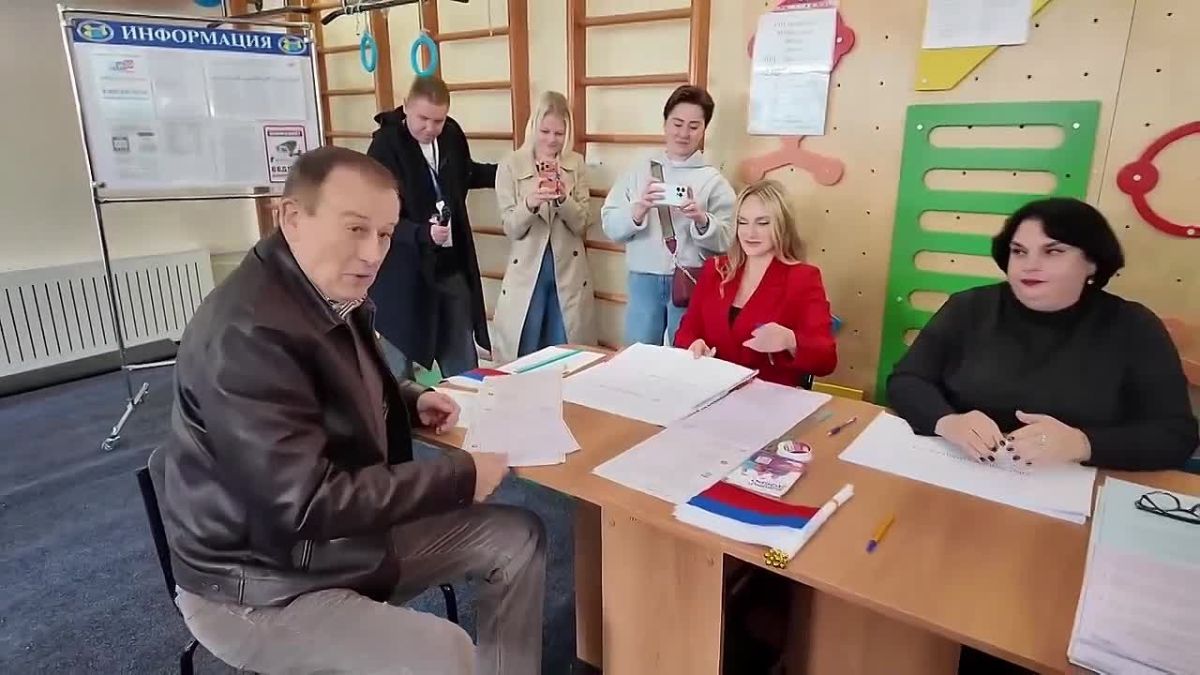 Александр Дрозденко проголосовал на выборах депутатов Госдумы и ЗакСа Ленобласти