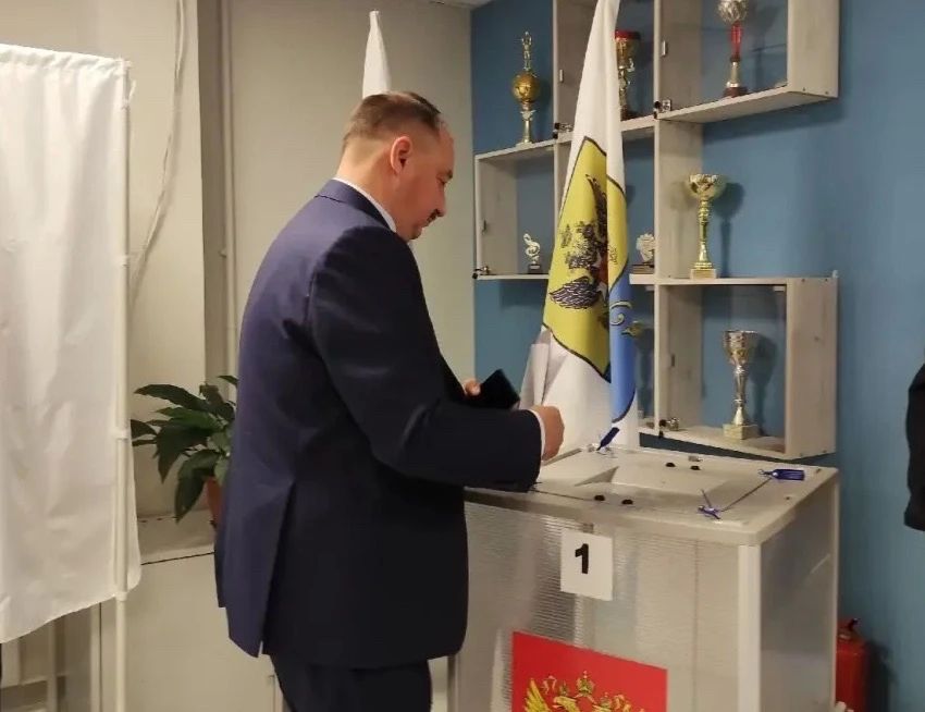 Сегодня председатель Избирательной комиссии Михаил Лебединский проголосовал на выборах депутатов Государственной Думы Российской Федерации и Законодательного собрания Ленинградской области Сегодня председатель Избирательной комиссии Михаил Лебединский проголосовал на выборах депутатов Государственной Думы Российской Федерации и Законодательного собрания Ленинградской области