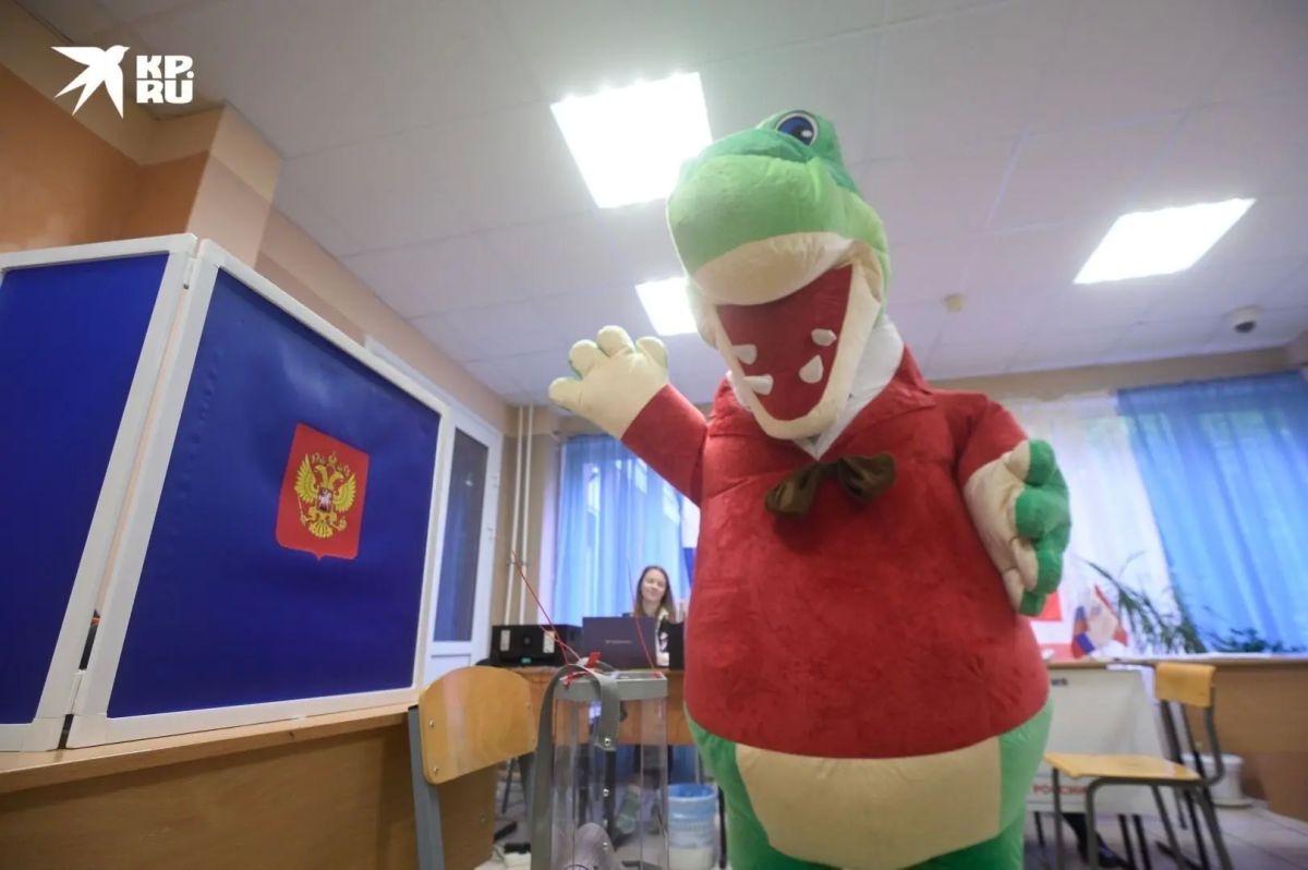 «К сожаленью, только раз в году»: Крокодил Гена пришел на избирательный участок Петербурге «К сожаленью, только раз в году»: Крокодил Гена пришел на избирательный участок Петербурге