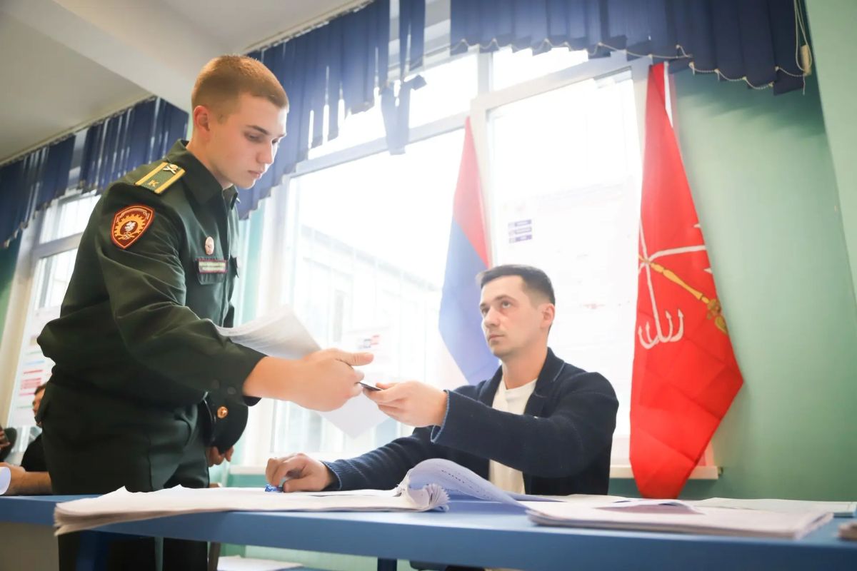В Санкт-Петербурге курсанты Военной академии Росгвардии приняли участие в едином дне голосования В Санкт-Петербурге курсанты Военной академии Росгвардии приняли участие в едином дне голосования