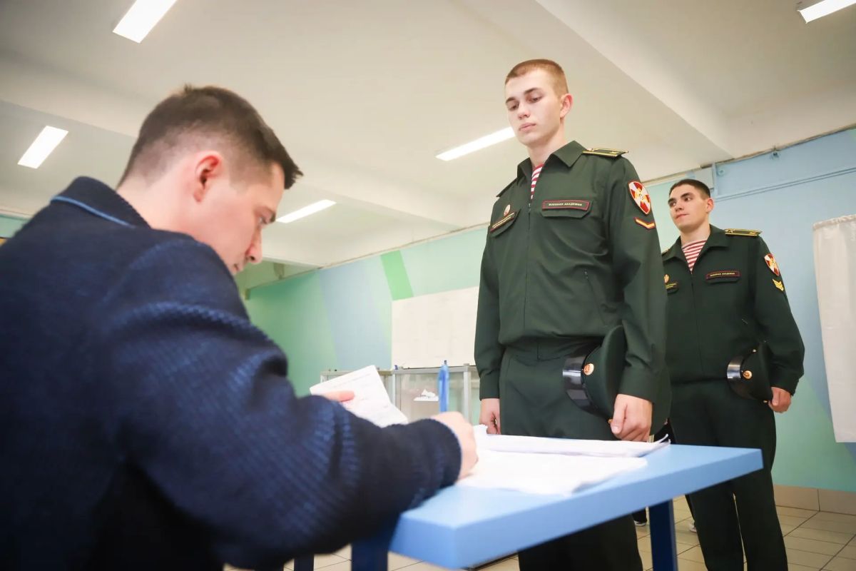 В Санкт-Петербурге курсанты Военной академии Росгвардии приняли участие в едином дне голосования В Санкт-Петербурге курсанты Военной академии Росгвардии приняли участие в едином дне голосования