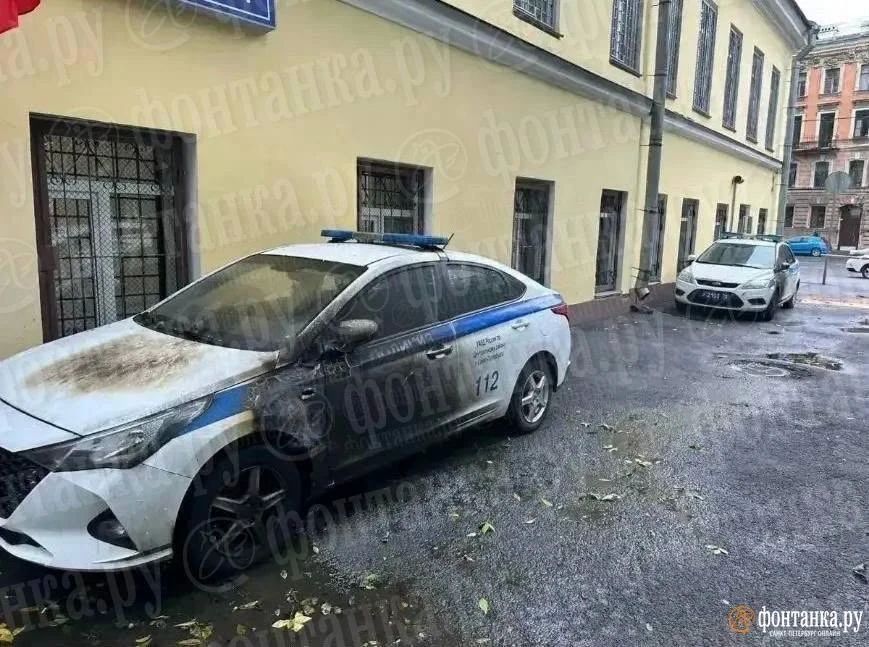 В Петербурге 15-летняя девушка подожгла две полицейские машины, припаркованные у отдела на улице Марата В Петербурге 15-летняя девушка подожгла две полицейские машины, припаркованные у отдела на улице Марата