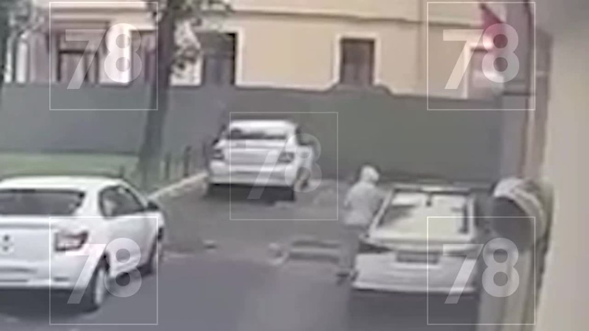 Поджигателем полицейских машин мог быть подросток
