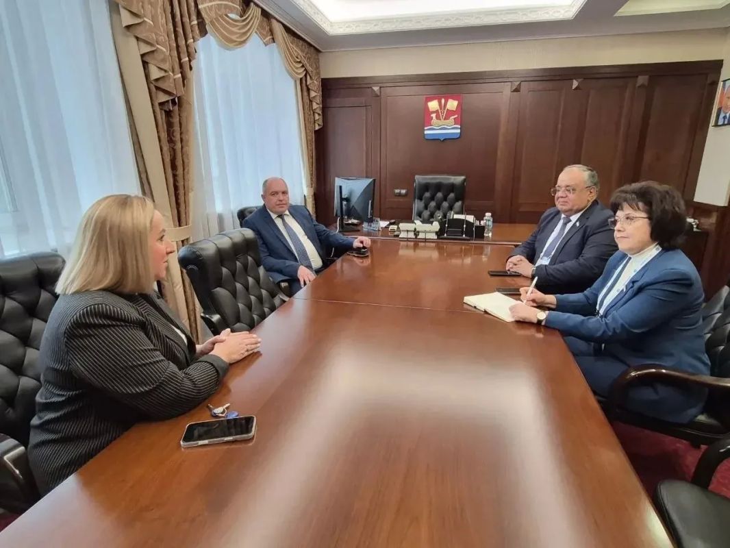 Международные наблюдатели продолжают работу в Ленинградской области Международные наблюдатели продолжают работу в Ленинградской области