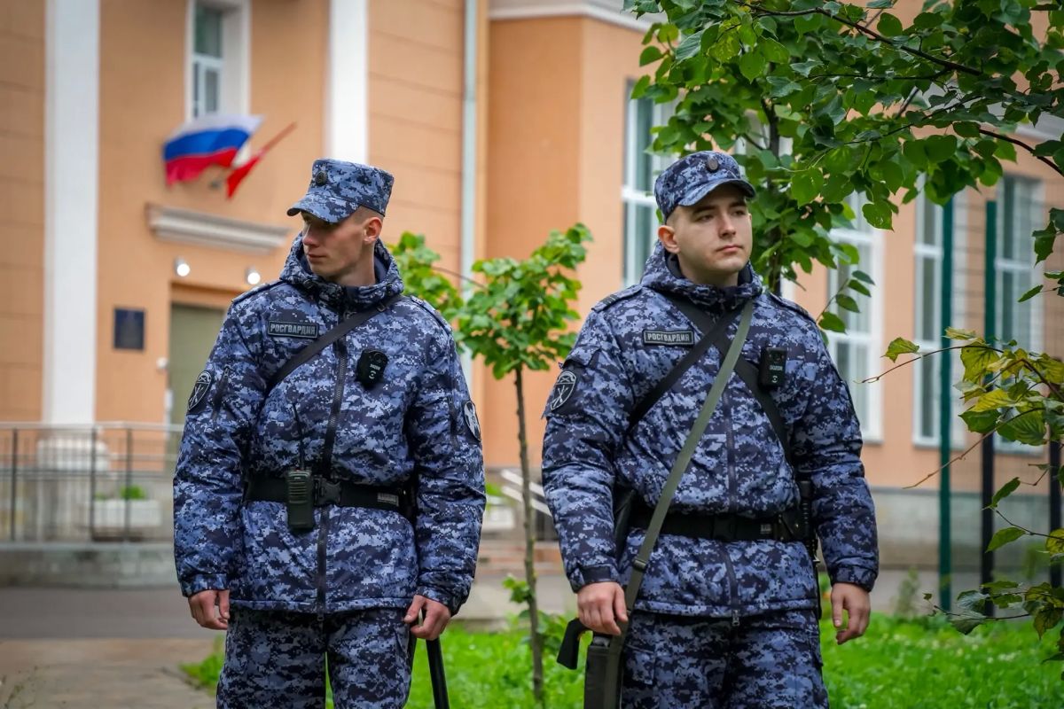 Военнослужащие 33-й бригады оперативного назначения и специального моторизованного Измайловского полка Северо-Западного округа Росгвардии в ходе обеспечения общественной безопасности единого дня голосования в... Военнослужащие 33-й бригады оперативного назначения и специального моторизованного Измайловского полка Северо-Западного округа Росгвардии в ходе обеспечения общественной безопасности единого дня голосования в...