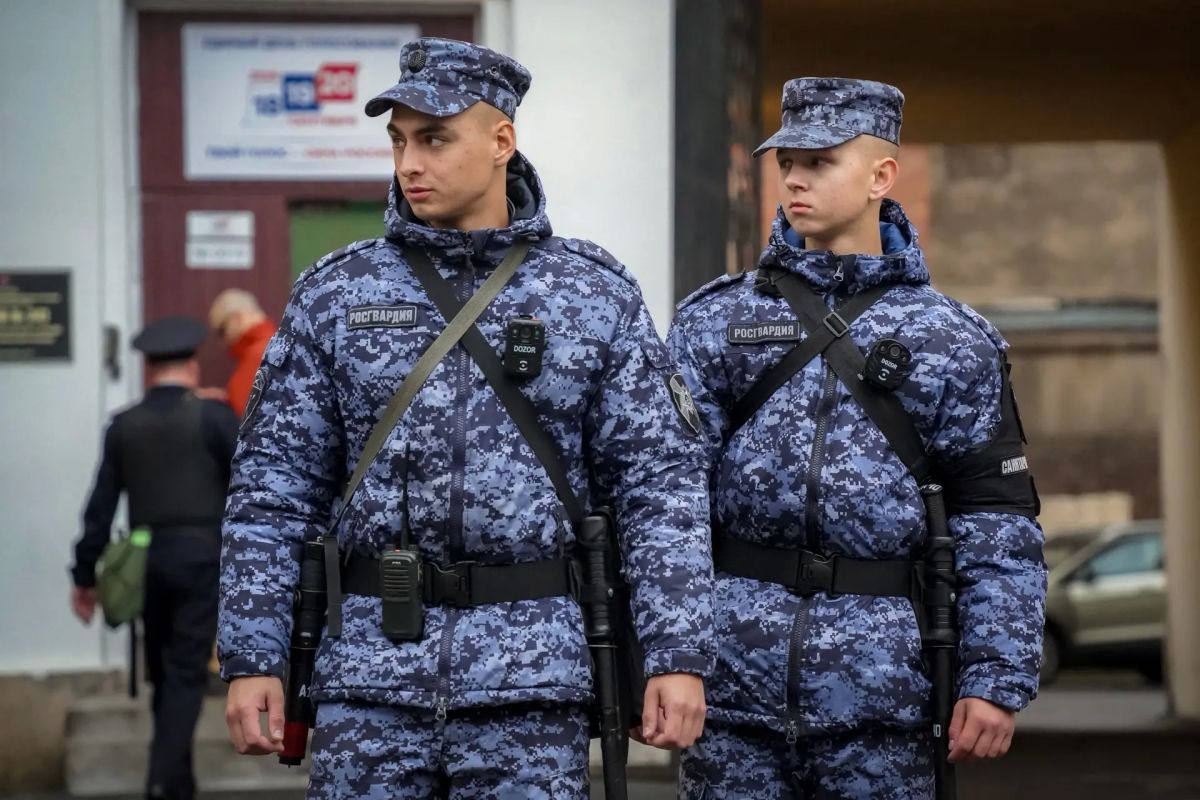 Военнослужащие 33-й бригады оперативного назначения и специального моторизованного Измайловского полка Северо-Западного округа Росгвардии в ходе обеспечения общественной безопасности единого дня голосования в... Военнослужащие 33-й бригады оперативного назначения и специального моторизованного Измайловского полка Северо-Западного округа Росгвардии в ходе обеспечения общественной безопасности единого дня голосования в...