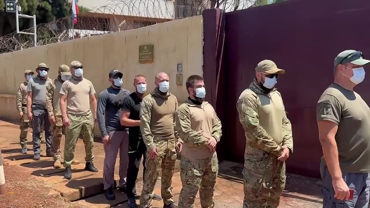 Российские военные инструкторы стоят в очереди на выборах в Центрально-Африканской Республике