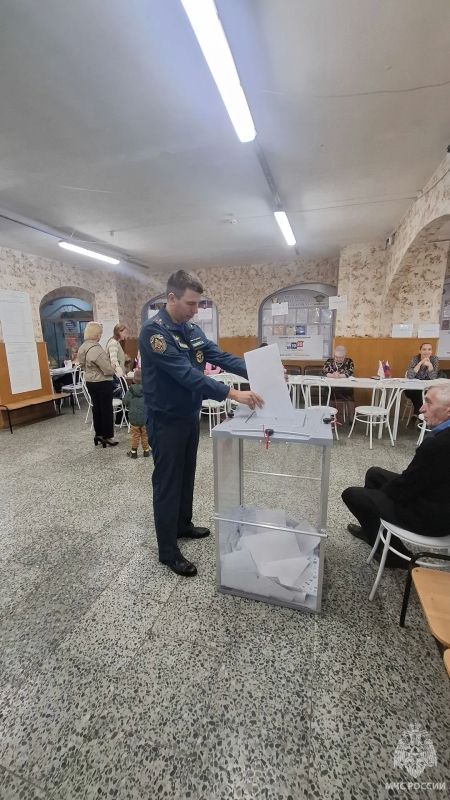 Петербургские спасатели обеспечивали безопасность на избирательных участках Петербургские спасатели обеспечивали безопасность на избирательных участках