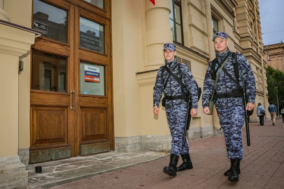 Военнослужащие 33-й бригады оперативного назначения и специального моторизованного Измайловского полка Северо-Западного округа Росгвардии в ходе обеспечения общественной безопасности единого дня голосования в... Военнослужащие 33-й бригады оперативного назначения и специального моторизованного Измайловского полка Северо-Западного округа Росгвардии в ходе обеспечения общественной безопасности единого дня голосования в...