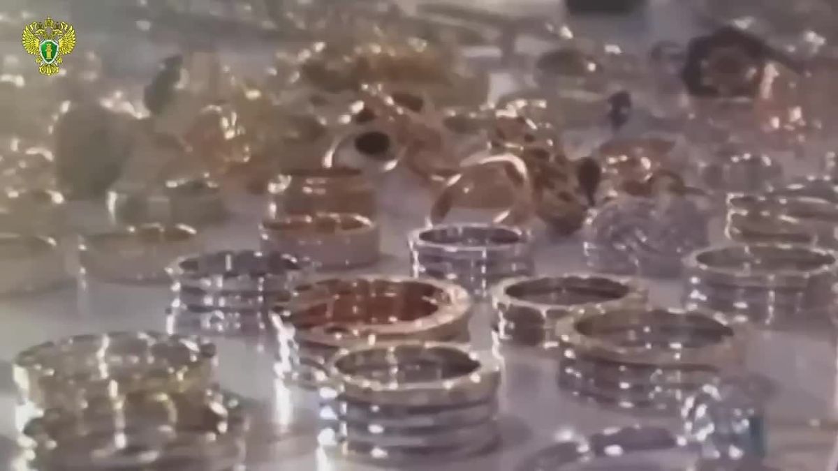 Колумбийцу, укравшему колечек на 30 млн рублей, вынесли приговор В феврале 2012 года Фреди Андрес Патиньо Авила в составе международной ОПГ прибыл в Петербург на выставку ювелирных изделий. В «Ленэкспо» банда подыскивала...