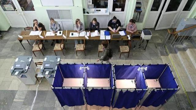 В Петербурге и еще трех регионах России отстранили 17 членов избиркомов
