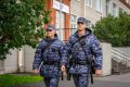 Военнослужащие 33-й бригады оперативного назначения и специального моторизованного Измайловского полка Северо-Западного округа Росгвардии в ходе обеспечения общественной безопасности единого дня голосования в...
