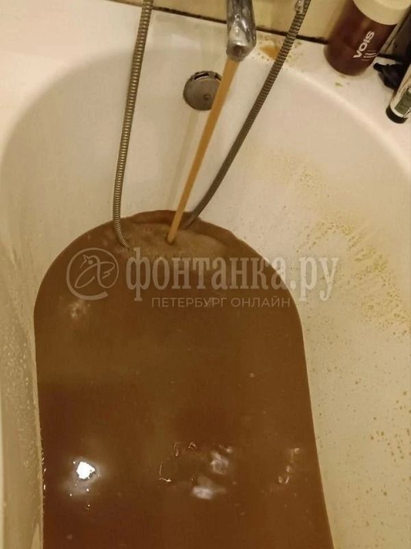 На Галерной улице из кранов пошла горячая вода цвета капучино
