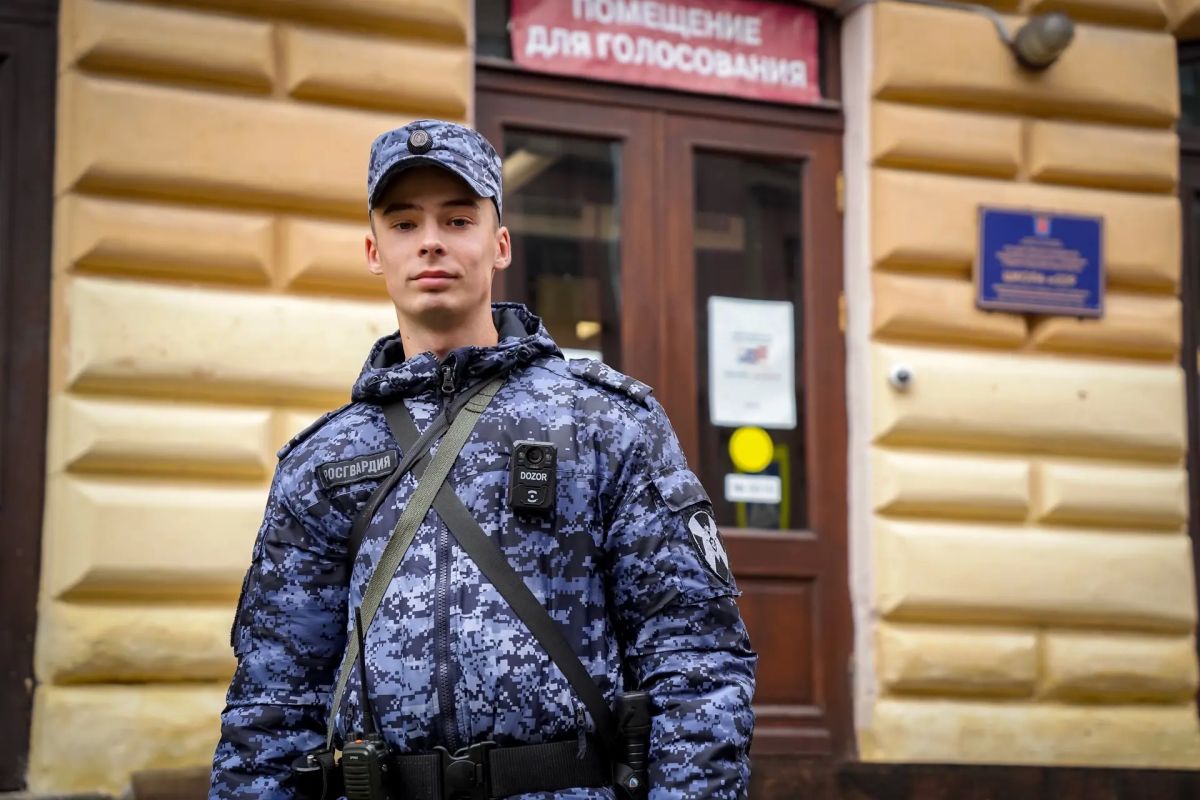 Военнослужащие 33-й бригады оперативного назначения и специального моторизованного Измайловского полка Северо-Западного округа Росгвардии в ходе обеспечения общественной безопасности единого дня голосования в... Военнослужащие 33-й бригады оперативного назначения и специального моторизованного Измайловского полка Северо-Западного округа Росгвардии в ходе обеспечения общественной безопасности единого дня голосования в...