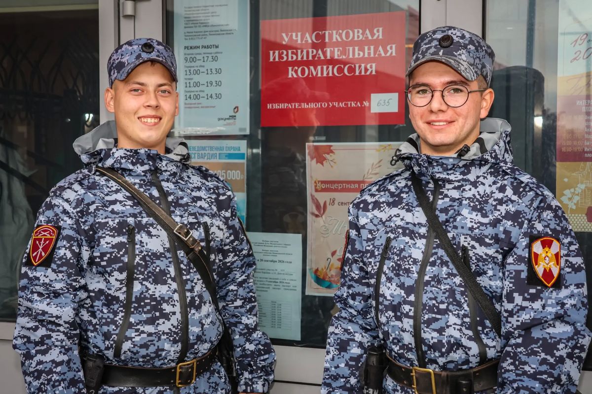 Военнослужащие 33-й бригады оперативного назначения и специального моторизованного Измайловского полка Северо-Западного округа Росгвардии в ходе обеспечения общественной безопасности единого дня голосования в... Военнослужащие 33-й бригады оперативного назначения и специального моторизованного Измайловского полка Северо-Западного округа Росгвардии в ходе обеспечения общественной безопасности единого дня голосования в...