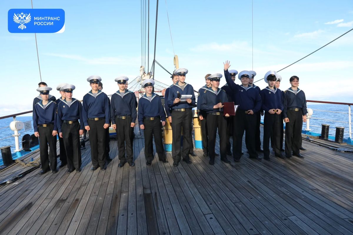 120 курсантов завершили плавательную практику на учебном паруснике «Мир»