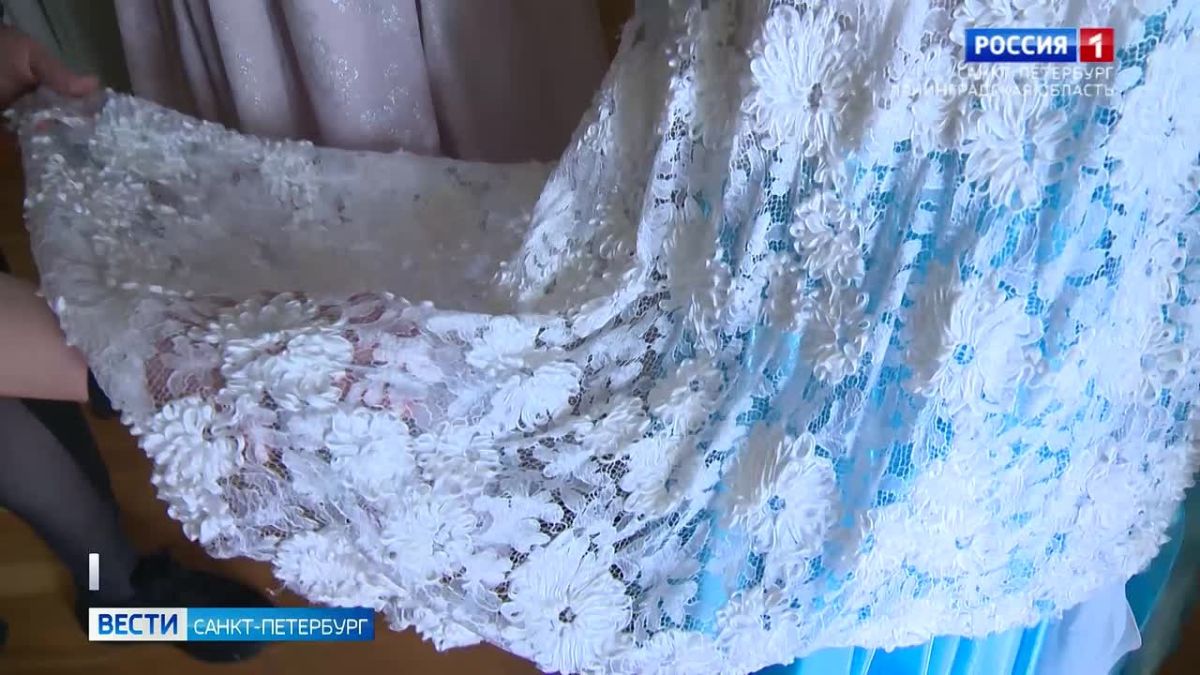 Эдита Пьеха передала в Музей истории Петербурга концертные платья и часть личных вещей
