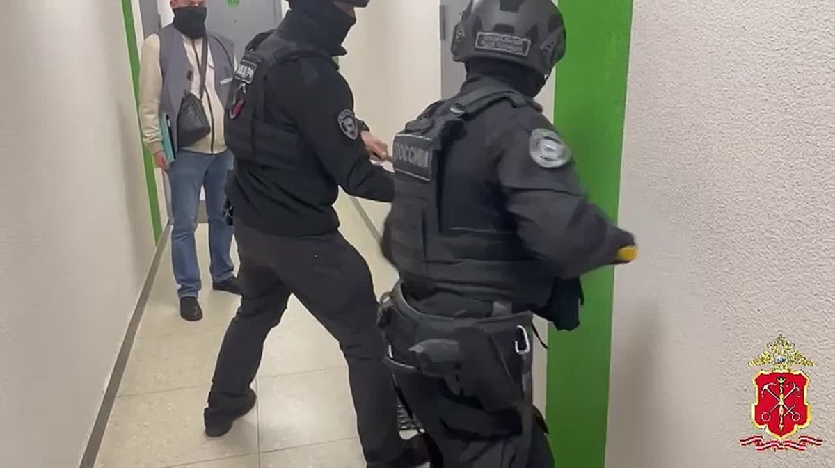 В Янино полицейские задержали сотрудника салона сотовой связи, который незаконно оформлял дополнительные сим-карты на своих клиентов