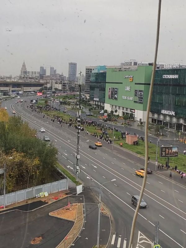 В Москве экстренно эвакуировали посетителей эвакуируют из ТЦ «Авиапарк» В Москве экстренно эвакуировали посетителей эвакуируют из ТЦ «Авиапарк»
