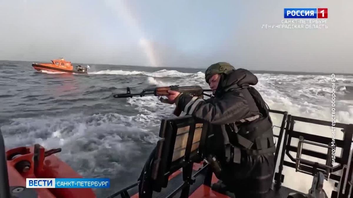Патрульный корабль ледового класса "Иван Папанин" вышел на учения в воды Арктики