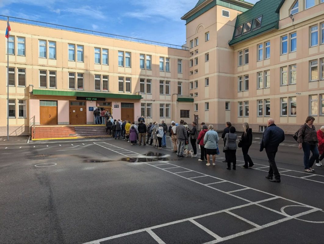 Петербург рекордно сходил на выборы в Госдуму и Заксобрание: такой явки в городе не видели 20 лет Петербург рекордно сходил на выборы в Госдуму и Заксобрание: такой явки в городе не видели 20 лет