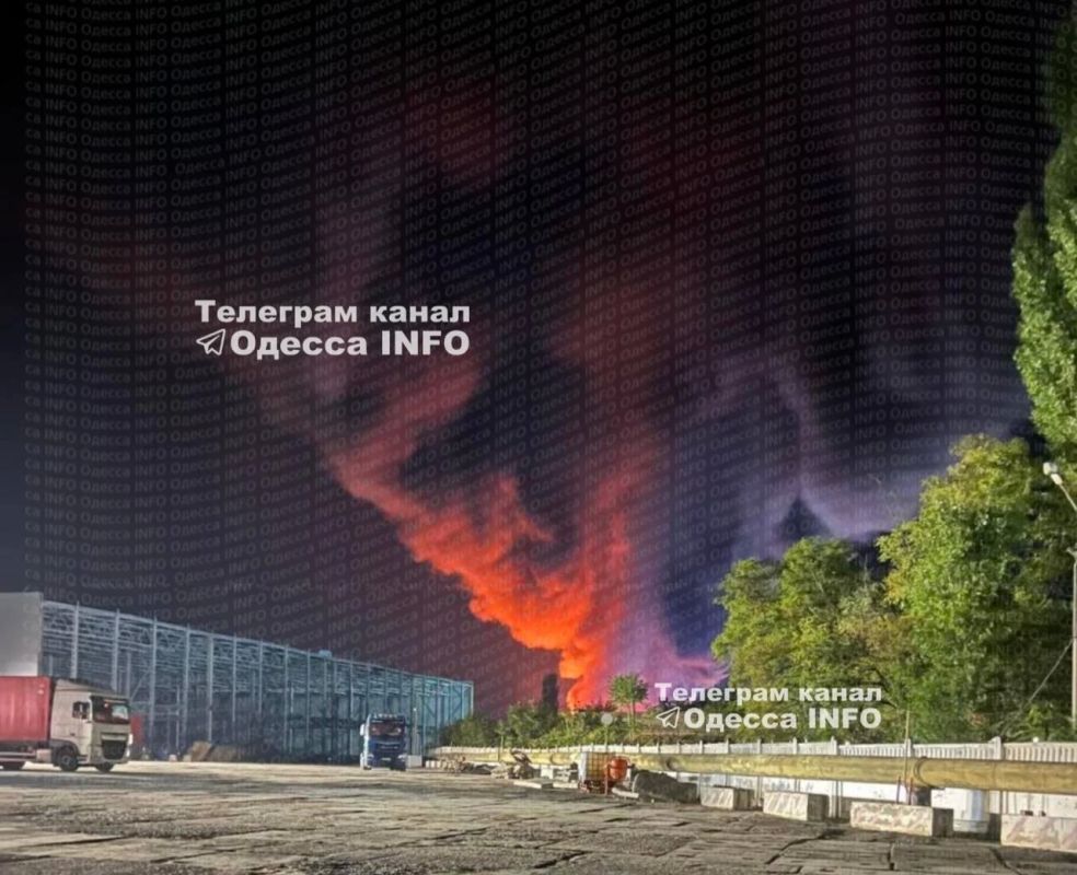 Пожары после ночных ударов по Одессе Пожары после ночных ударов по Одессе