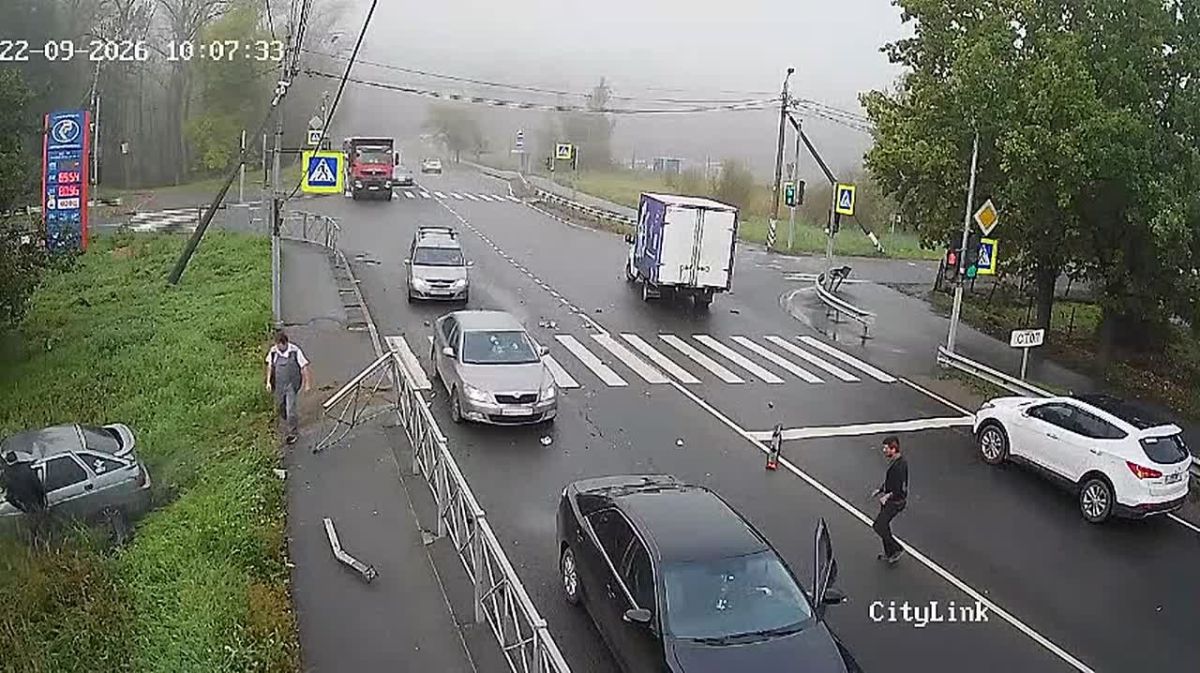 Легковушка врезалась в газель и улетела в кювет в Красном селе