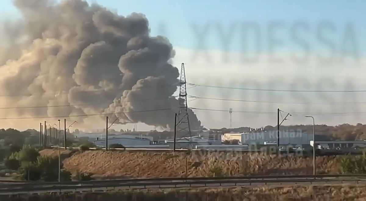 В районе Одессы с ночи горят склады "Новой почты"