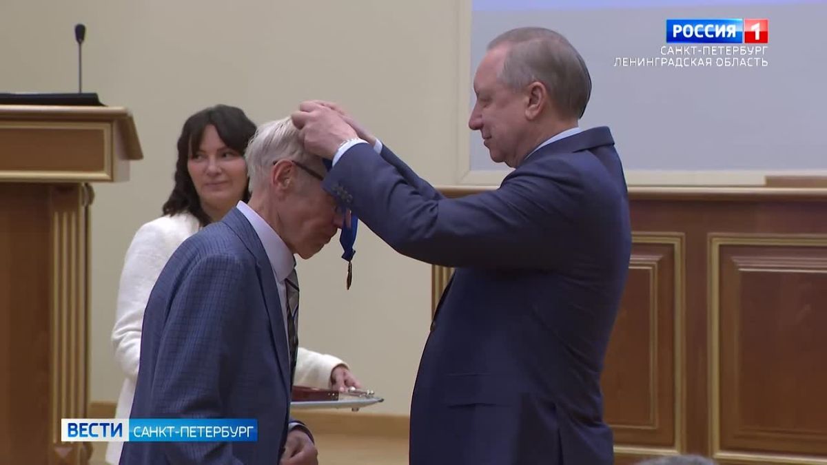 Известный онколог Владимир Семиглазов получил награду от правительства города