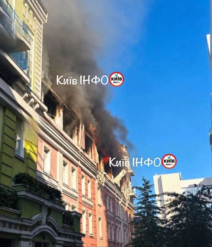 Последствия прилета в районе железнодорожного вокзала в Киеве Последствия прилета в районе железнодорожного вокзала в Киеве