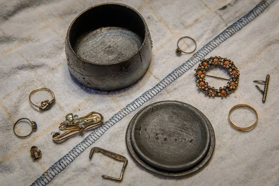 Шкатулку с сокровищами нашли в каюте затонувшего 86 лет назад финского судна на дне Ладоги — эти драгоценности могли принадлежать капитану-монаху Шкатулку с сокровищами нашли в каюте затонувшего 86 лет назад финского судна на дне Ладоги — эти драгоценности могли принадлежать капитану-монаху
