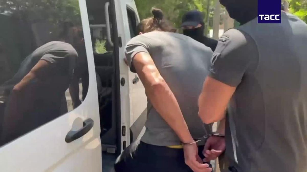 Кадры задержания оперативниками ФСБ пособника спецслужб противника, который инициативно (!) вышел на контакт с противником, помогал собирать деньги на ВСУ и собирал информацию о системах ПВО ВС РФ в районе Керчи
