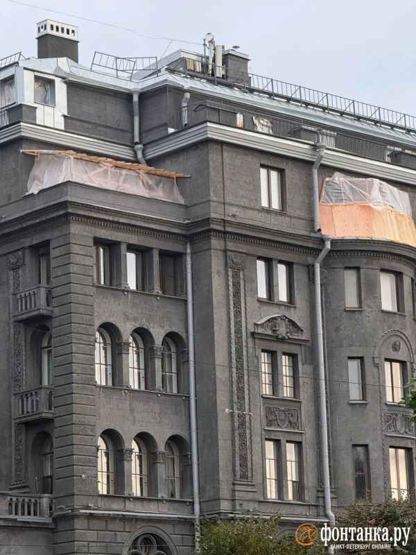 В многострадальном доме Веге на набережной Крюкова канала начали остекление балконов