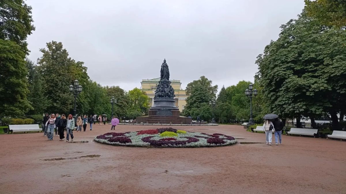 Петербург под пеленой дождя, но пока ещё в городе тепло