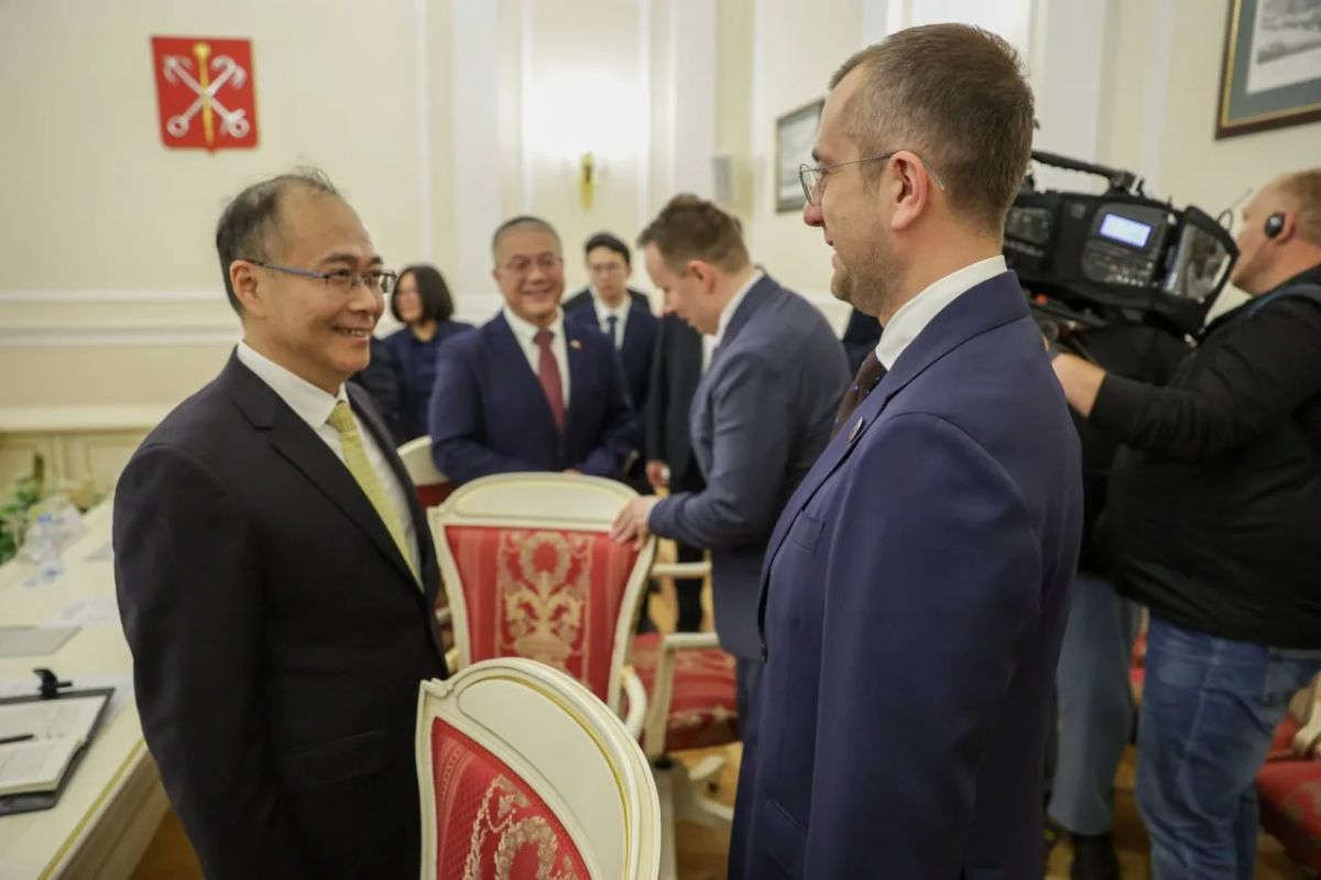 Сегодня в Смольном прошла встреча с делегацией провинции Сычуань, приехавшей на Форум объединённых культур Сегодня в Смольном прошла встреча с делегацией провинции Сычуань, приехавшей на Форум объединённых культур