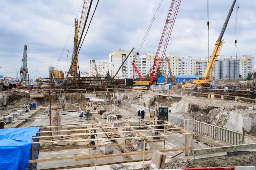 На "Каменке" начали возводить "крышу" будущей станции метро