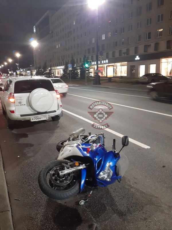 Байкера увезли на скорой после ДТП на Московском проспекте Байкера увезли на скорой после ДТП на Московском проспекте