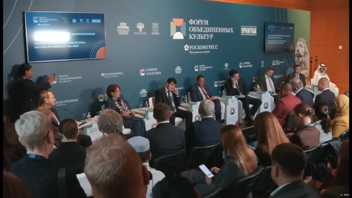 Африке нужен свой язык в ООН, заявил министр культуры Конго Жан-Клод Гакоссо на форуме в Петербурге