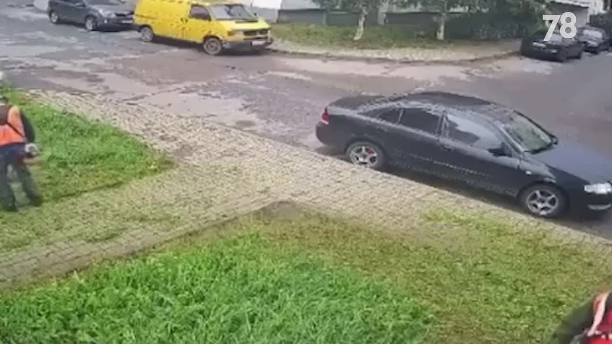 Во время покоса травы камень прилетел в боковое стекло машины